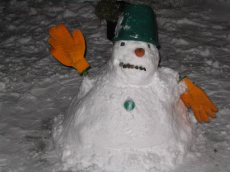 un petit bonhomme en neige